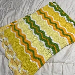 Vintage Handmade Chevron Scalloped Edge Crochet Afghan‎ Blanket 52"x44"